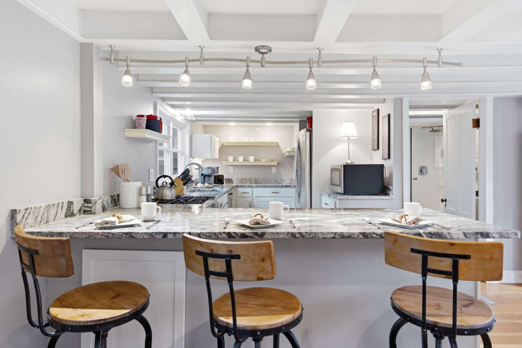 The airy kitchen is well equipped for an unforgettable getaway​