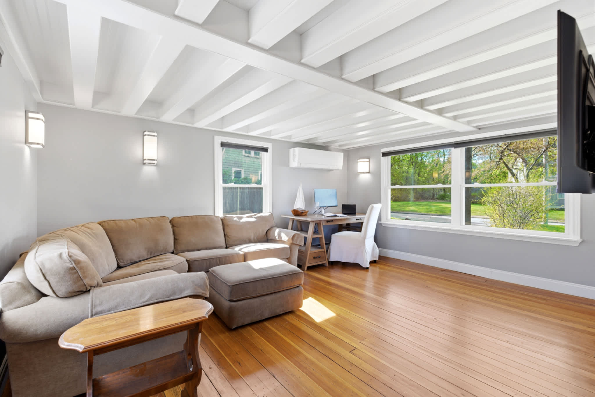 Catch up on emails or stream your favorites on the smart TV in the living room​