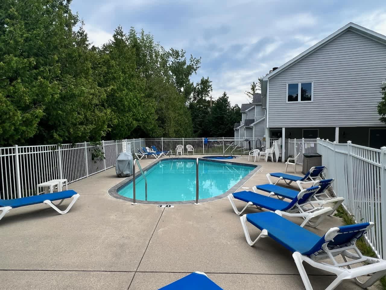 Hilltop Hideaway (Unit B-5) 4