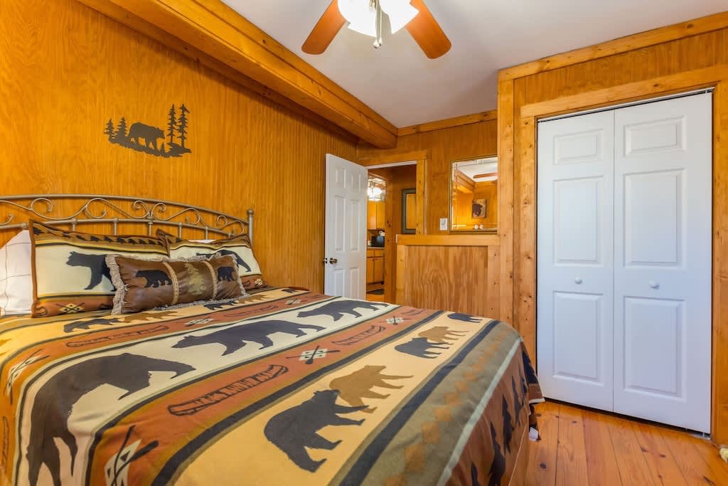 BLACK BEAR CREEK CABIN | DOWNTOWN HELEN