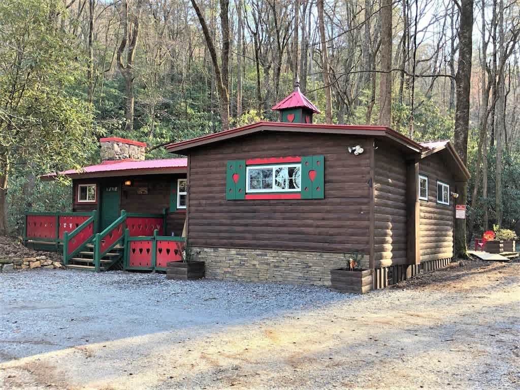 BLACK BEAR CREEK CABIN | DOWNTOWN HELEN