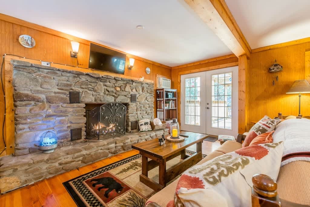 BLACK BEAR CREEK CABIN | DOWNTOWN HELEN