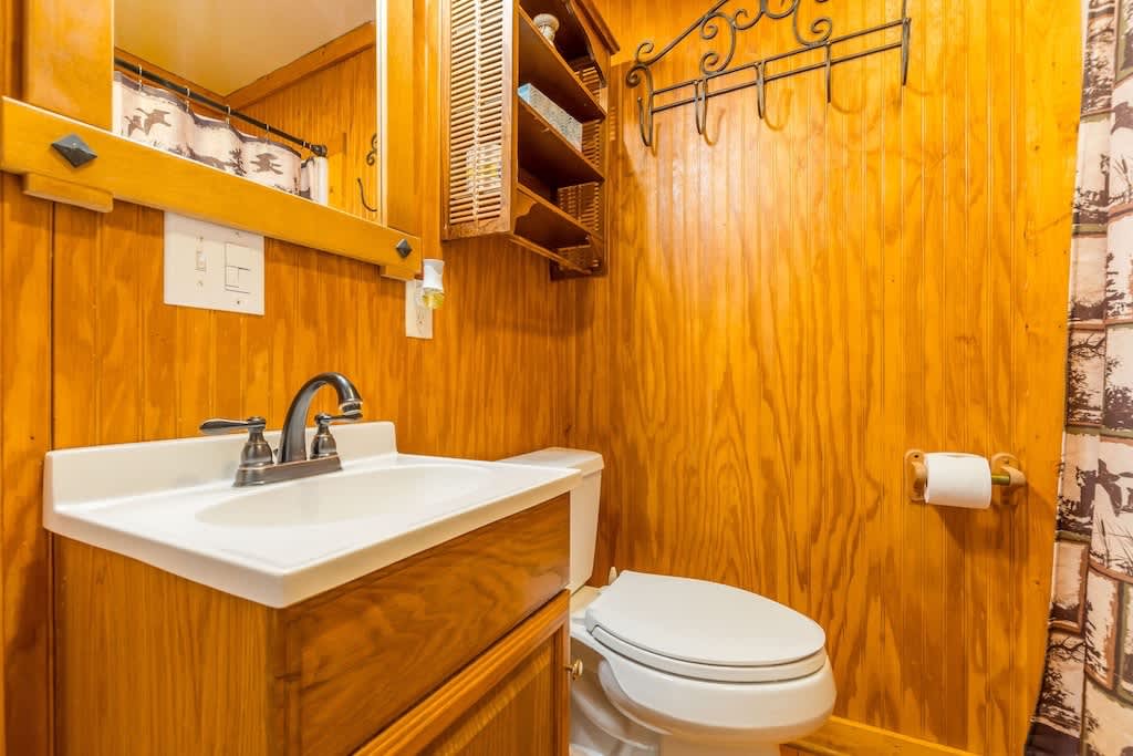 BLACK BEAR CREEK CABIN | DOWNTOWN HELEN
