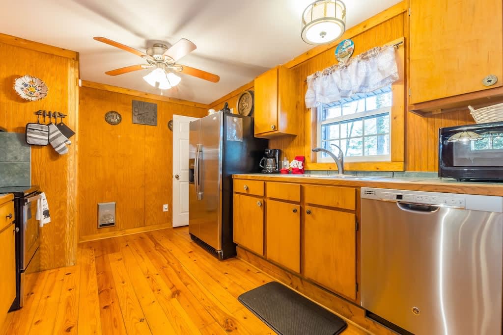 BLACK BEAR CREEK CABIN | DOWNTOWN HELEN