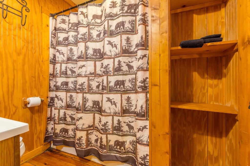 BLACK BEAR CREEK CABIN | DOWNTOWN HELEN