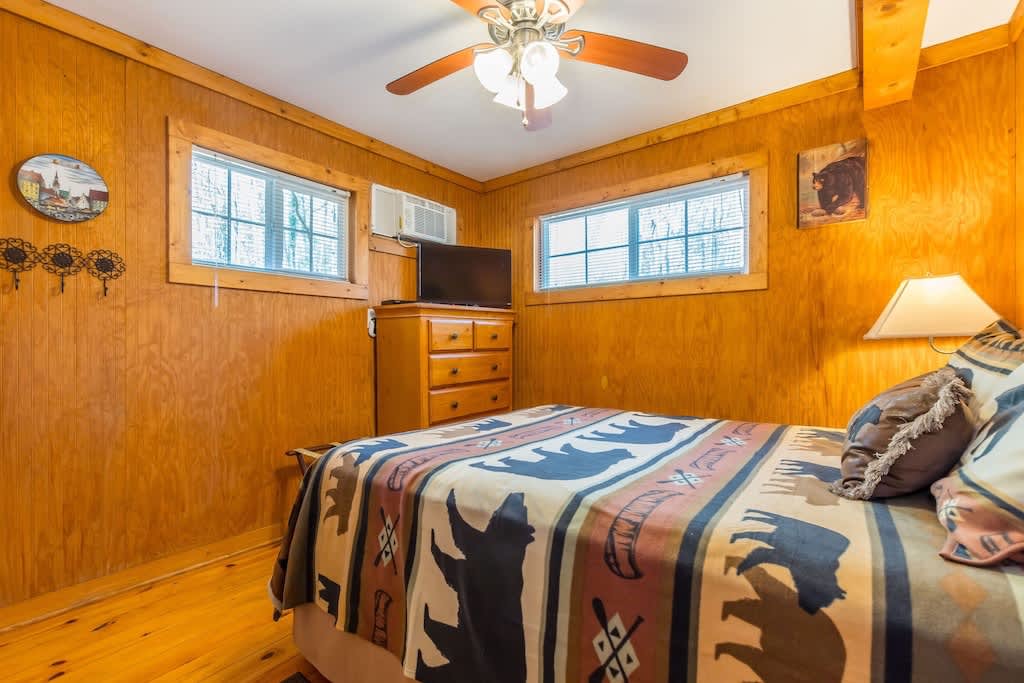 BLACK BEAR CREEK CABIN | DOWNTOWN HELEN