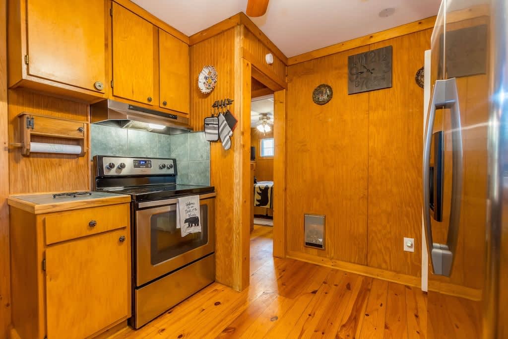 BLACK BEAR CREEK CABIN | DOWNTOWN HELEN