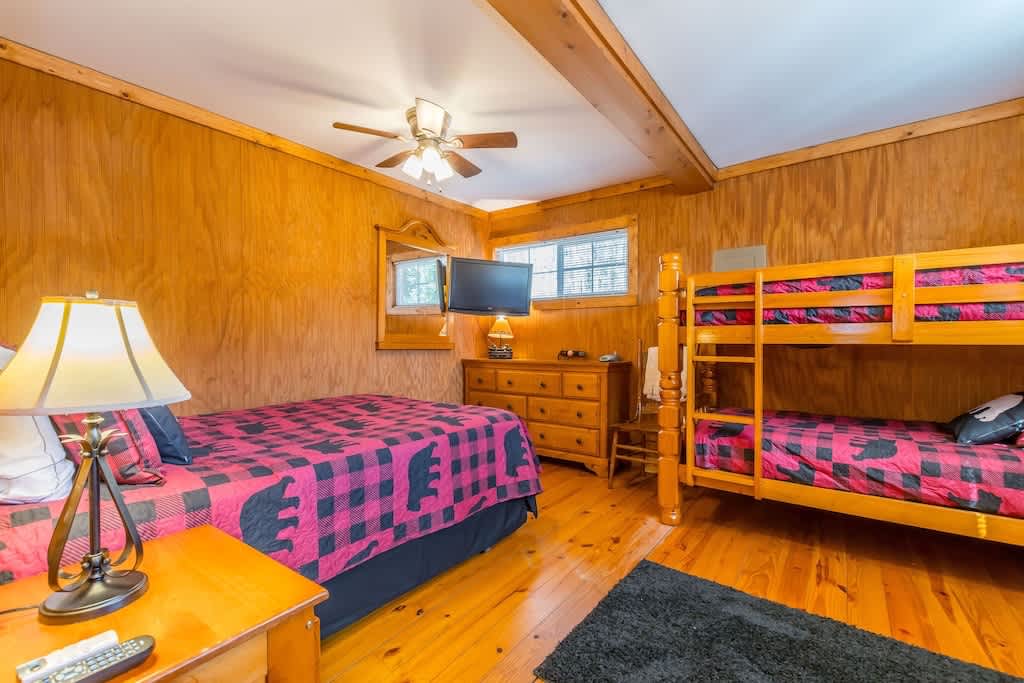 BLACK BEAR CREEK CABIN | DOWNTOWN HELEN