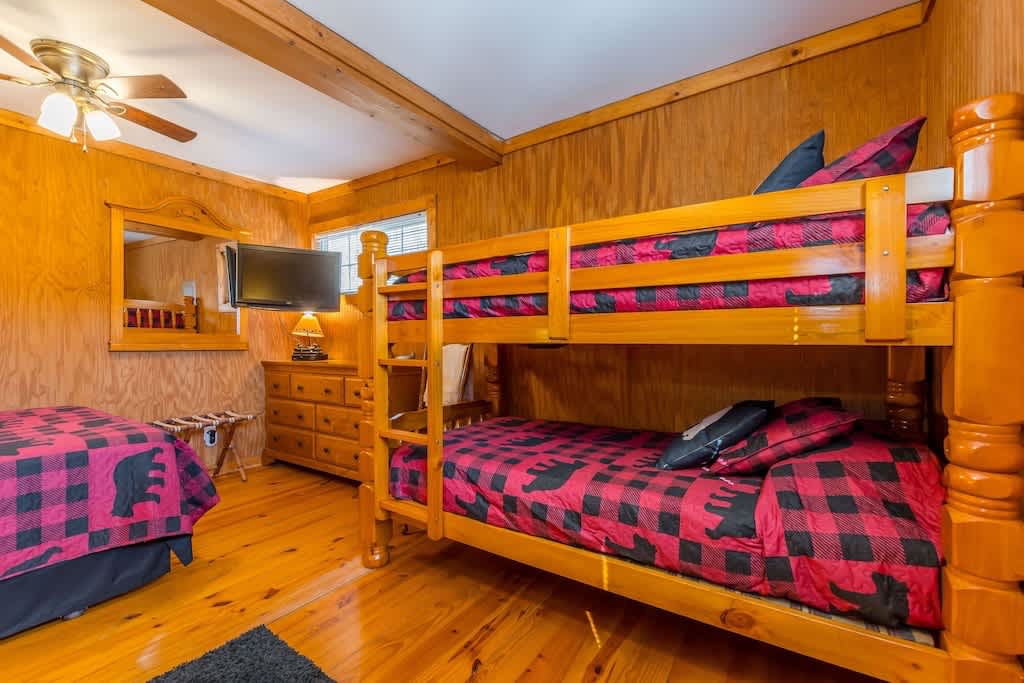 BLACK BEAR CREEK CABIN | DOWNTOWN HELEN