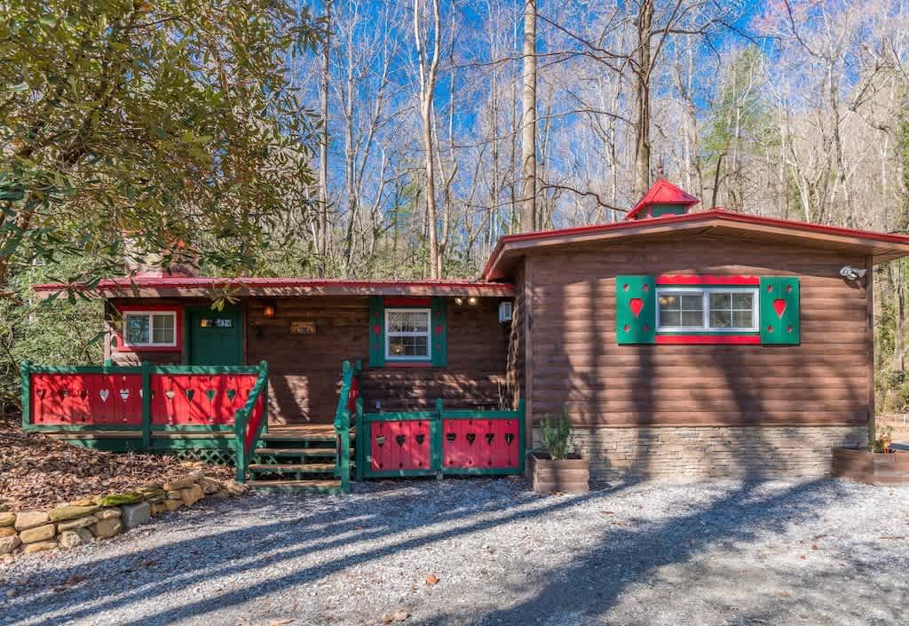 BLACK BEAR CREEK CABIN | DOWNTOWN HELEN