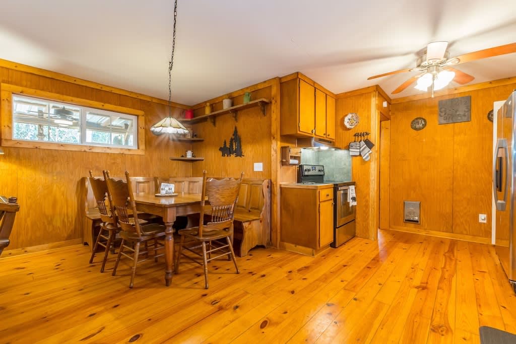 BLACK BEAR CREEK CABIN | DOWNTOWN HELEN
