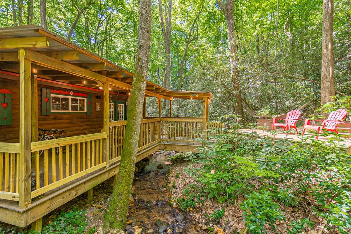 BLACK BEAR CREEK CABIN | DOWNTOWN HELEN