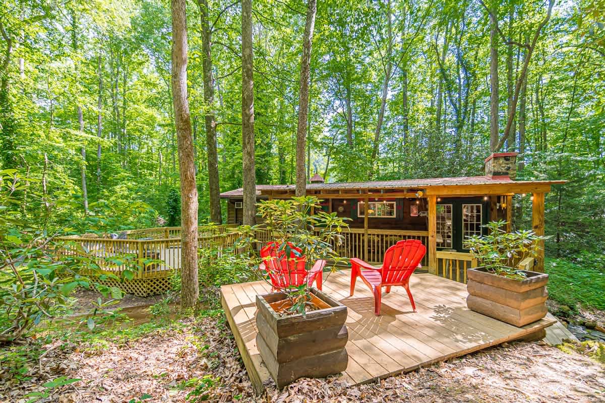 BLACK BEAR CREEK CABIN | DOWNTOWN HELEN