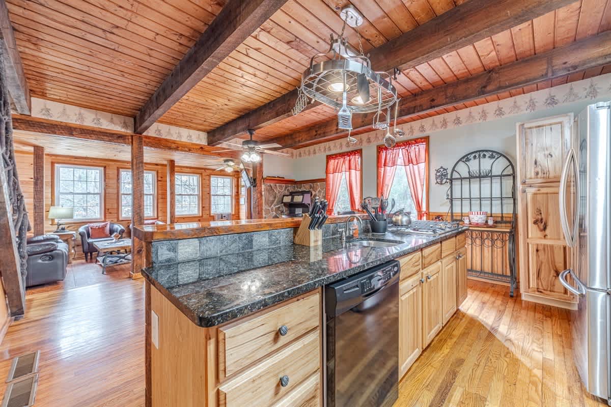 BLUE CREEK SHOALS | HOT TUB, SAUNA, & GAME ROOM