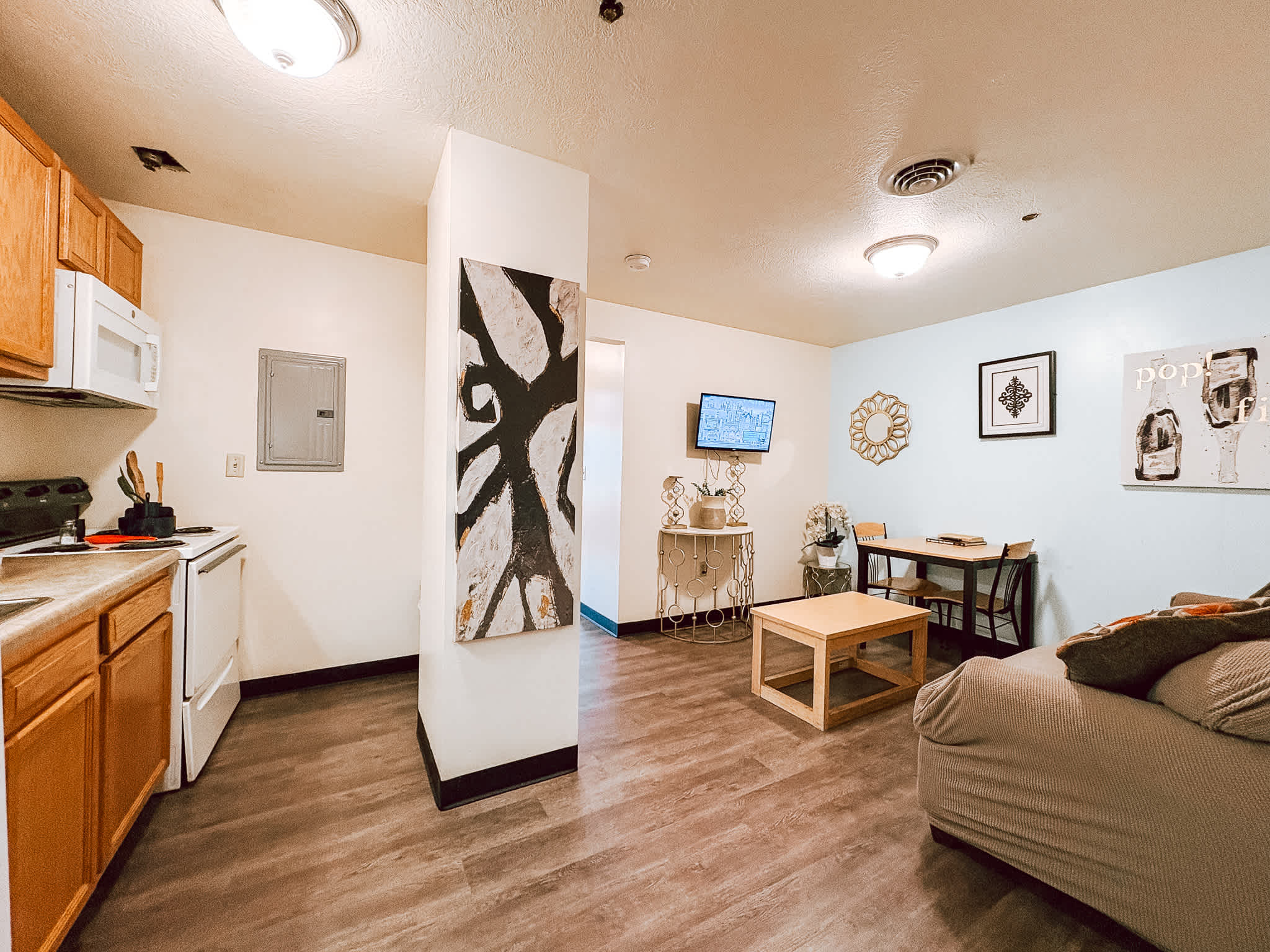 Spacious 2BR 2BA Downtown Apt | Walk Everywhere