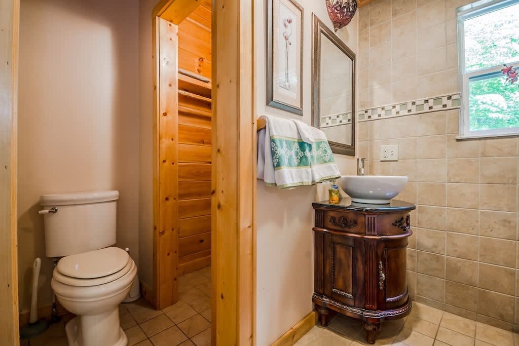 SERENITY FOR TWO CABIN l JACUZZI TUB | HOT TUB |
