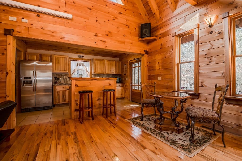SERENITY FOR TWO CABIN l JACUZZI TUB | HOT TUB |