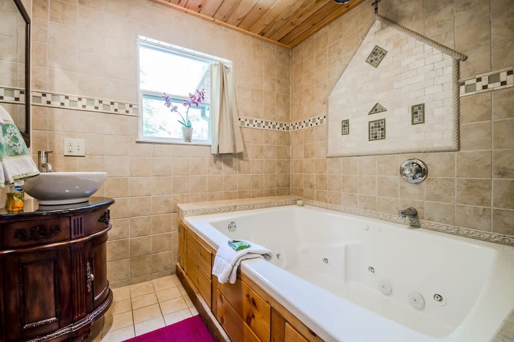 SERENITY FOR TWO CABIN l JACUZZI TUB | HOT TUB |