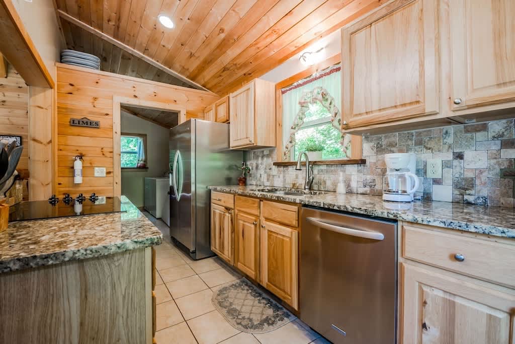 SERENITY FOR TWO CABIN l JACUZZI TUB | HOT TUB |