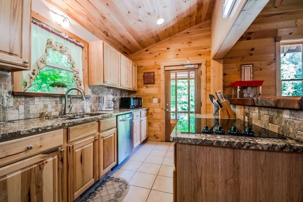 SERENITY FOR TWO CABIN l JACUZZI TUB | HOT TUB |