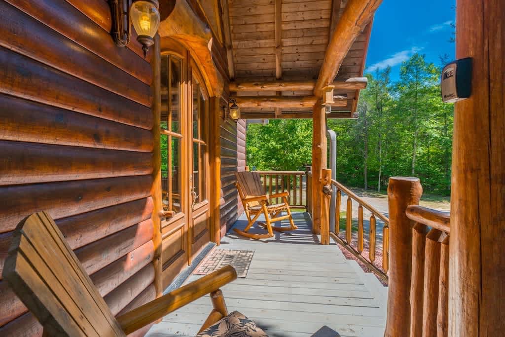 SERENITY FOR TWO CABIN l JACUZZI TUB | HOT TUB |