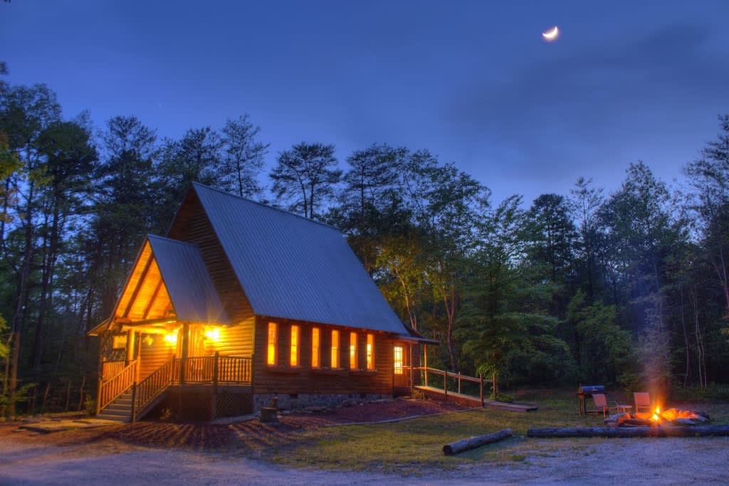 SERENITY FOR TWO CABIN l JACUZZI TUB | HOT TUB |