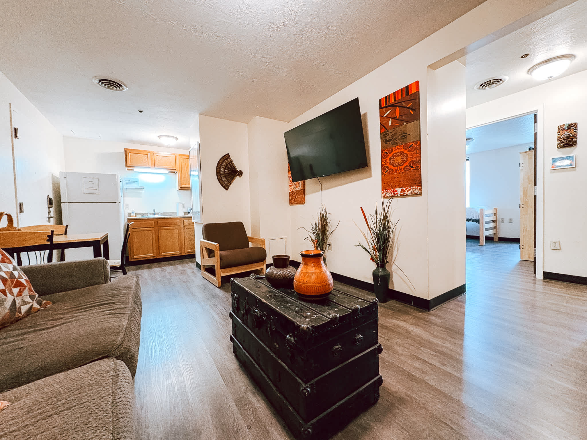 2BR 2BA Downtown Apt | 55” TV | 6 Beds
