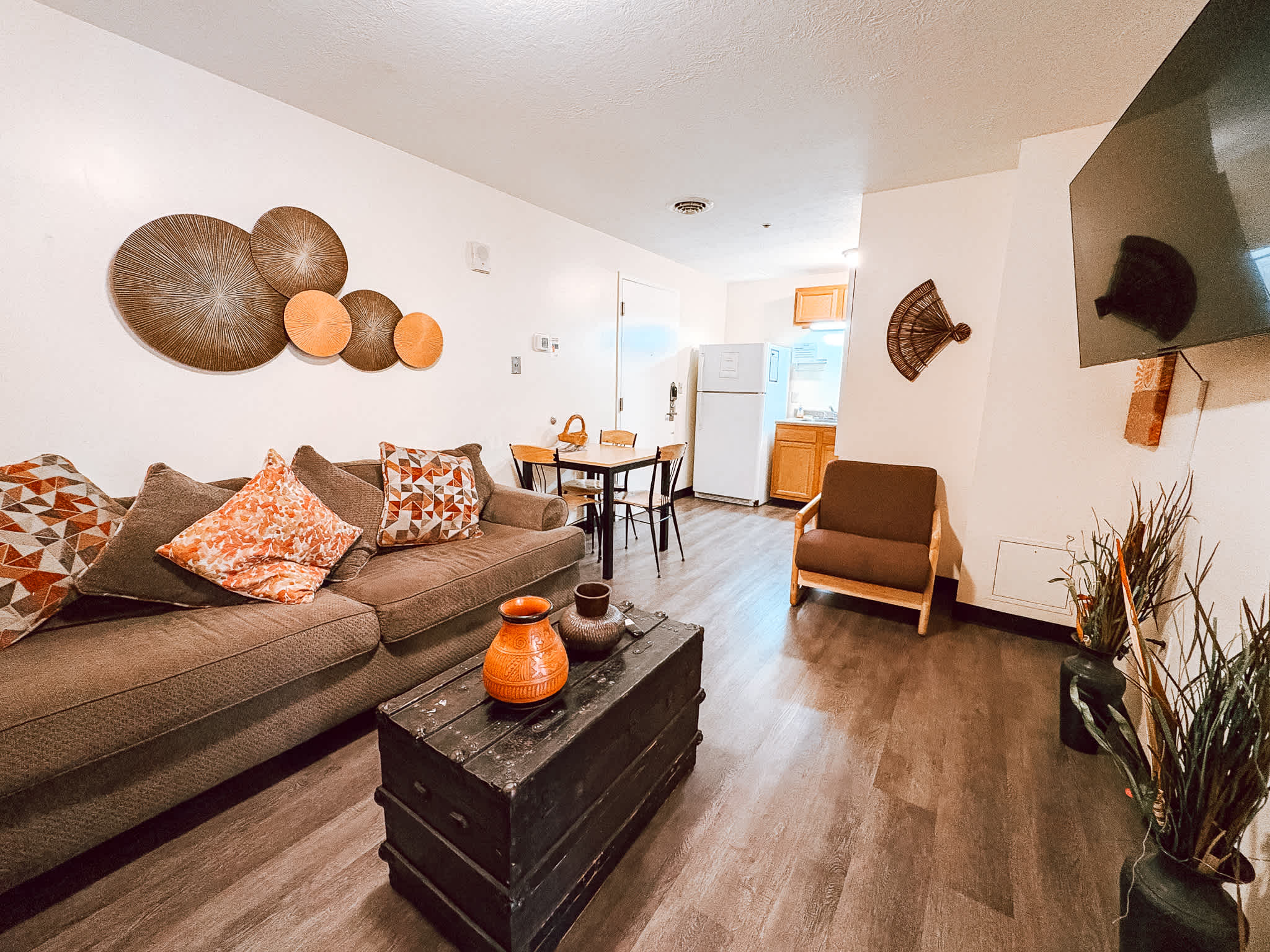 2BR 2BA Downtown Apt | 55” TV | 6 Beds