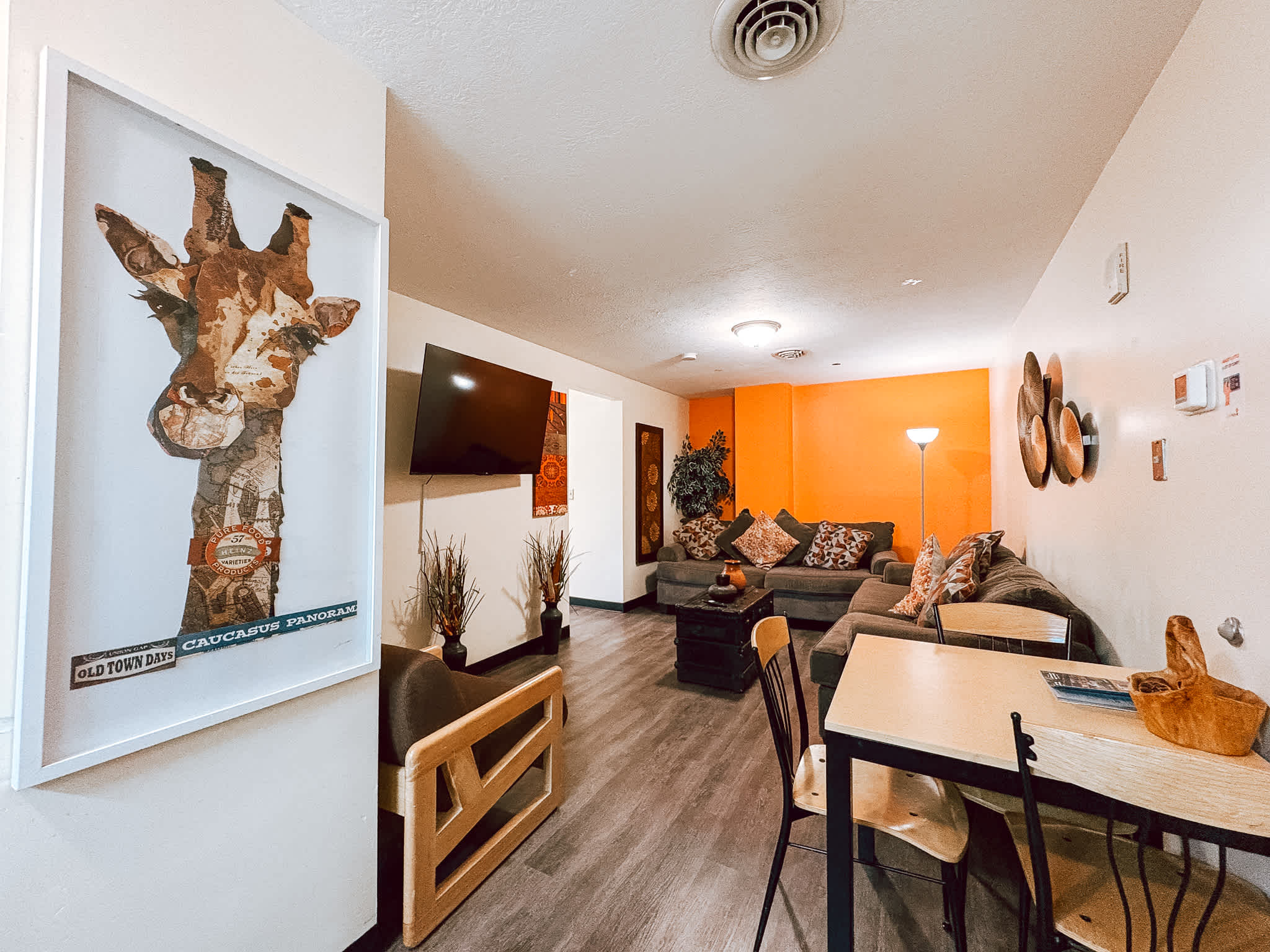 2BR 2BA Downtown Apt | 55” TV | 6 Beds