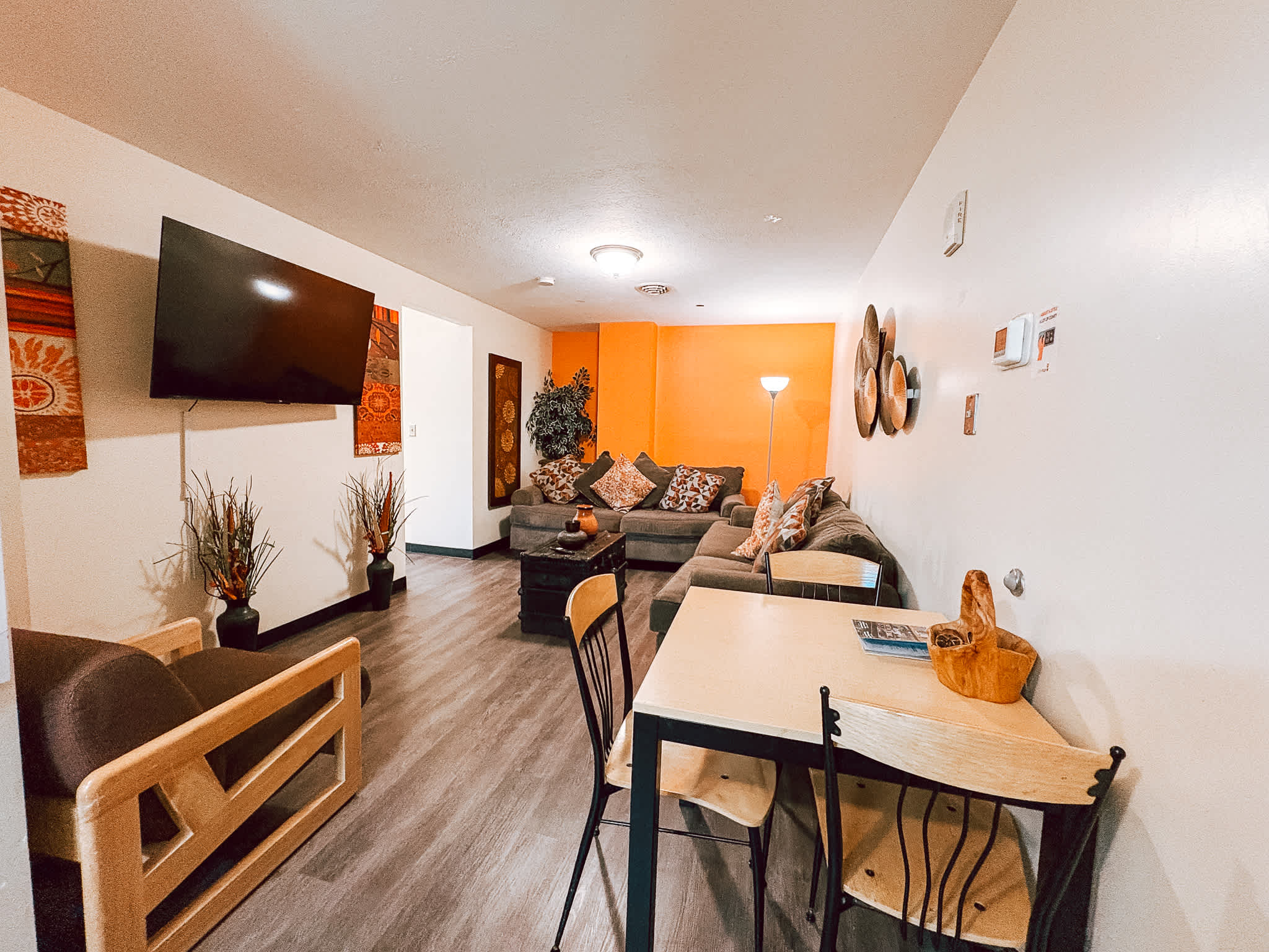 2BR 2BA Downtown Apt | 55” TV | 6 Beds