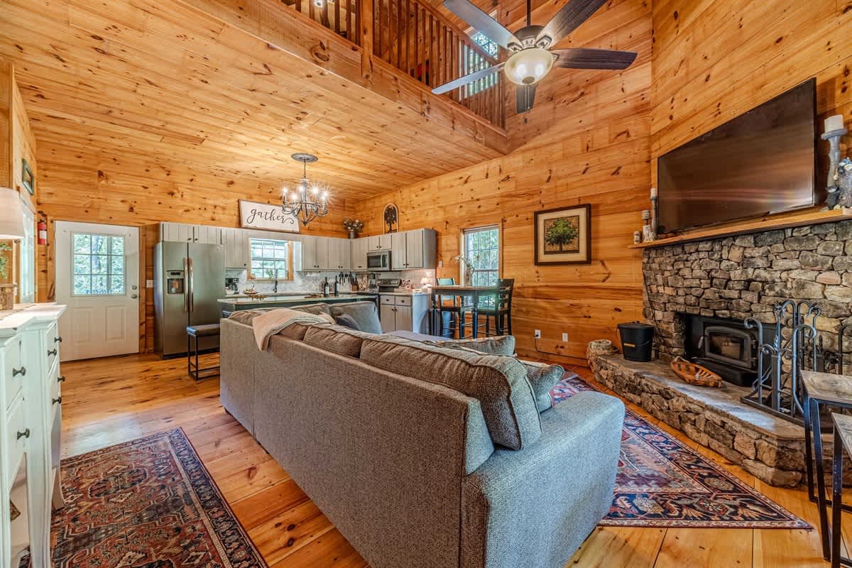 HOO`S THERE HIDEAWAY | HOT TUB | POOL TABLE