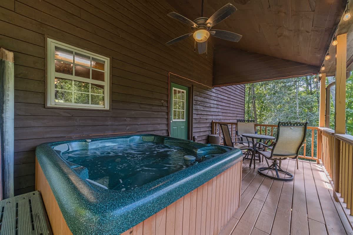 HOO`S THERE HIDEAWAY | HOT TUB | POOL TABLE