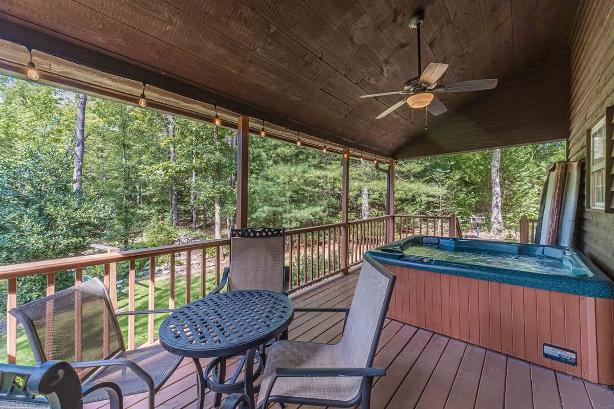 HOO`S THERE HIDEAWAY | HOT TUB | POOL TABLE
