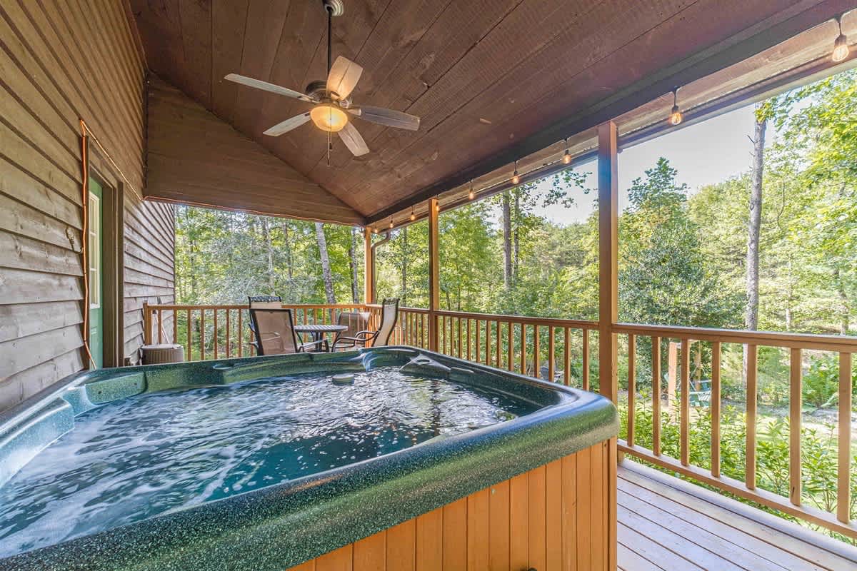 HOO`S THERE HIDEAWAY | HOT TUB | POOL TABLE