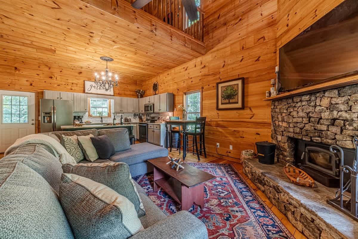 HOO`S THERE HIDEAWAY | HOT TUB | POOL TABLE
