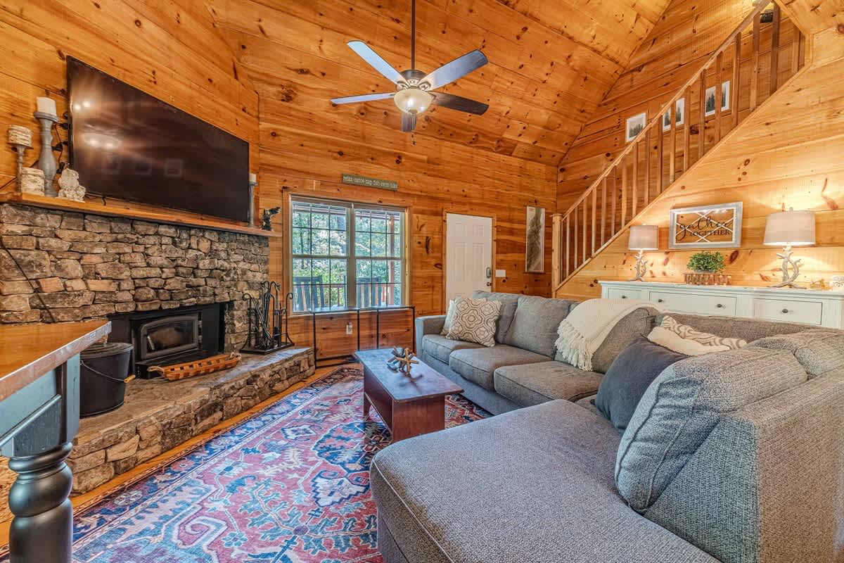 HOO`S THERE HIDEAWAY | HOT TUB | POOL TABLE