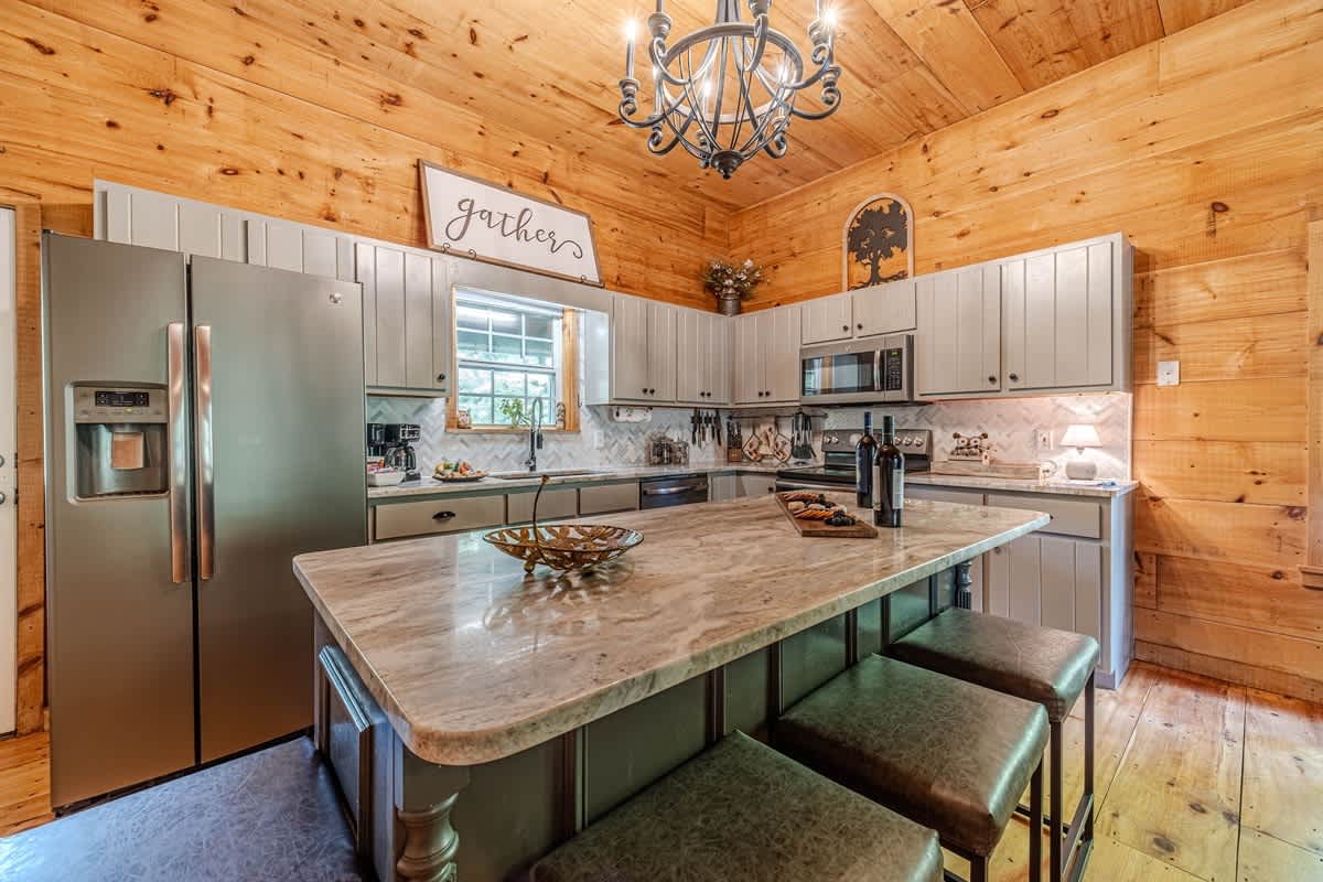 HOO`S THERE HIDEAWAY | HOT TUB | POOL TABLE