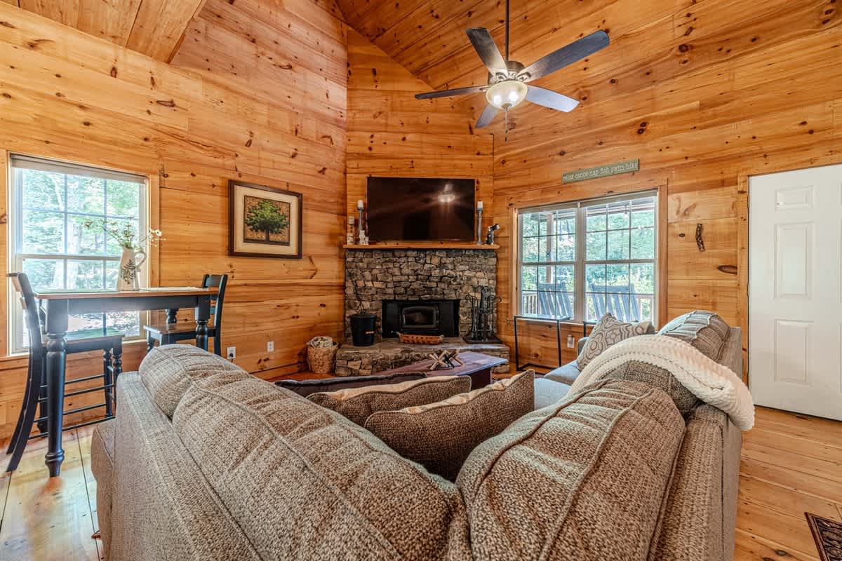 HOO`S THERE HIDEAWAY | HOT TUB | POOL TABLE