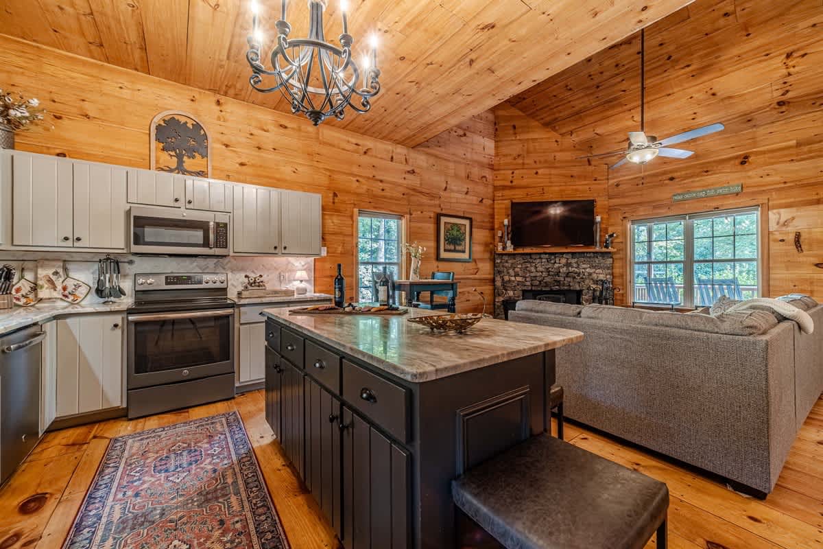 HOO`S THERE HIDEAWAY | HOT TUB | POOL TABLE