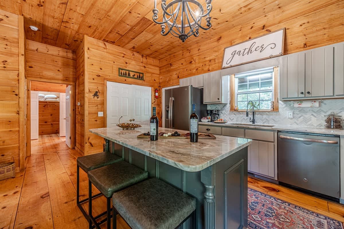 HOO`S THERE HIDEAWAY | HOT TUB | POOL TABLE