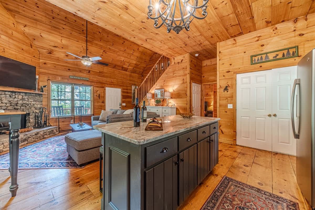 HOO`S THERE HIDEAWAY | HOT TUB | POOL TABLE