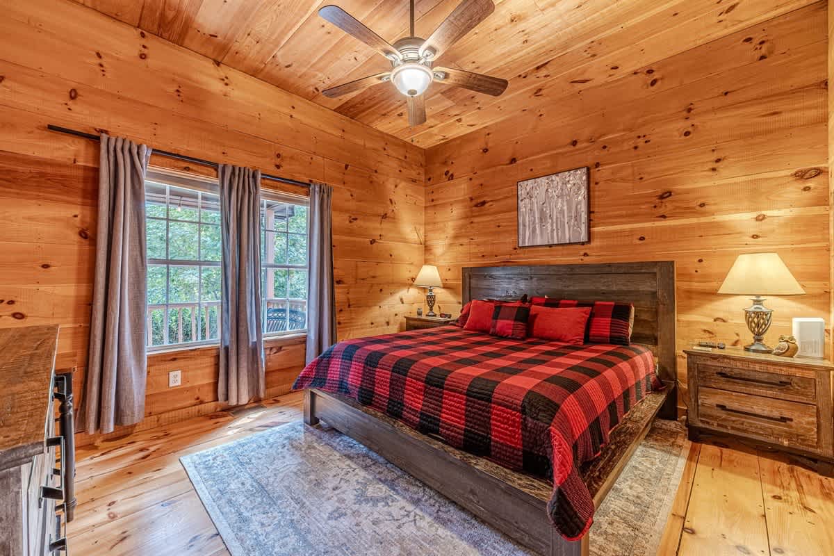 HOO`S THERE HIDEAWAY | HOT TUB | POOL TABLE