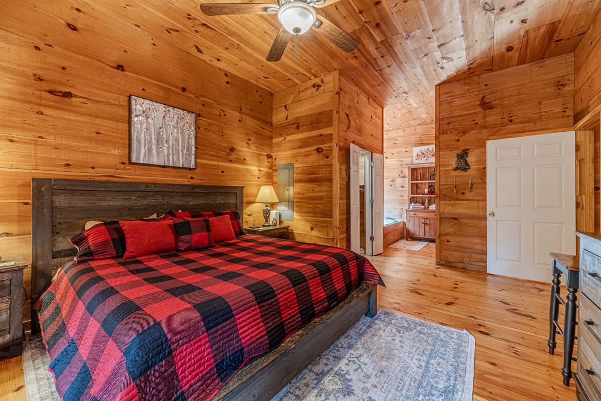 HOO`S THERE HIDEAWAY | HOT TUB | POOL TABLE