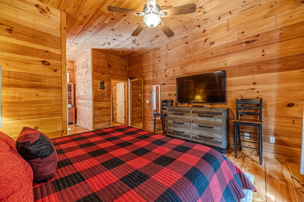 HOO`S THERE HIDEAWAY | HOT TUB | POOL TABLE