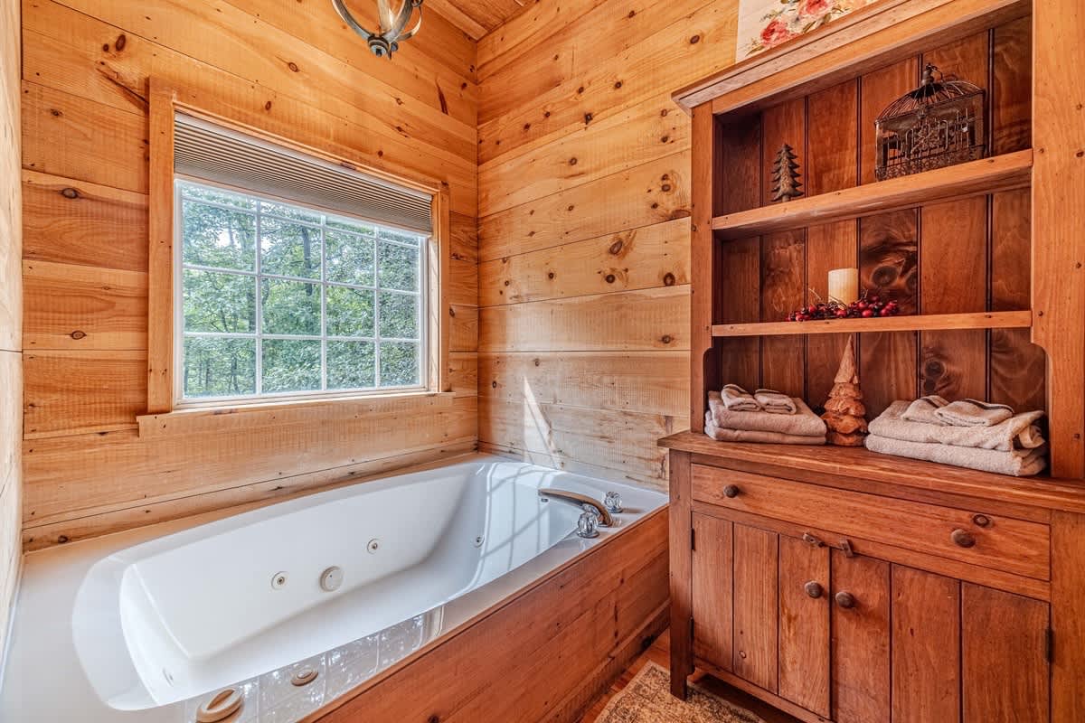 HOO`S THERE HIDEAWAY | HOT TUB | POOL TABLE