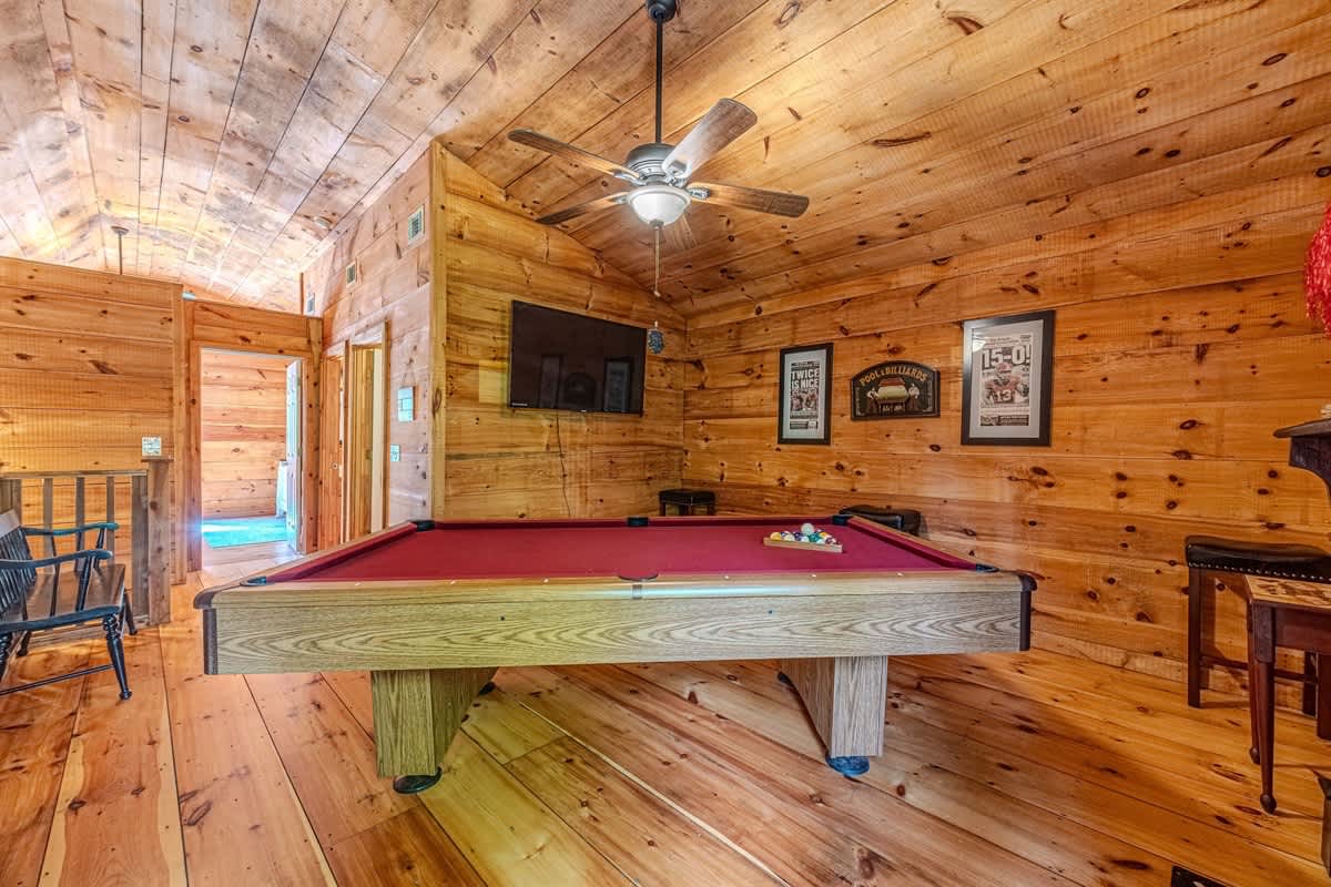 HOO`S THERE HIDEAWAY | HOT TUB | POOL TABLE
