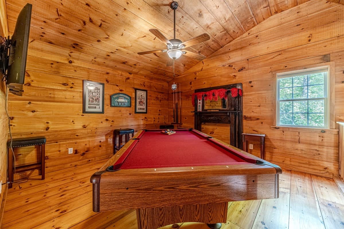 HOO`S THERE HIDEAWAY | HOT TUB | POOL TABLE