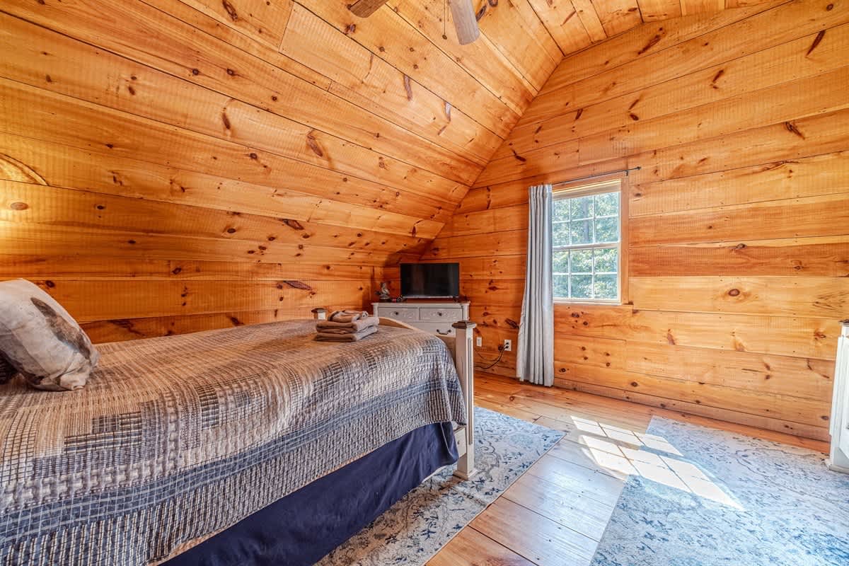 HOO`S THERE HIDEAWAY | HOT TUB | POOL TABLE