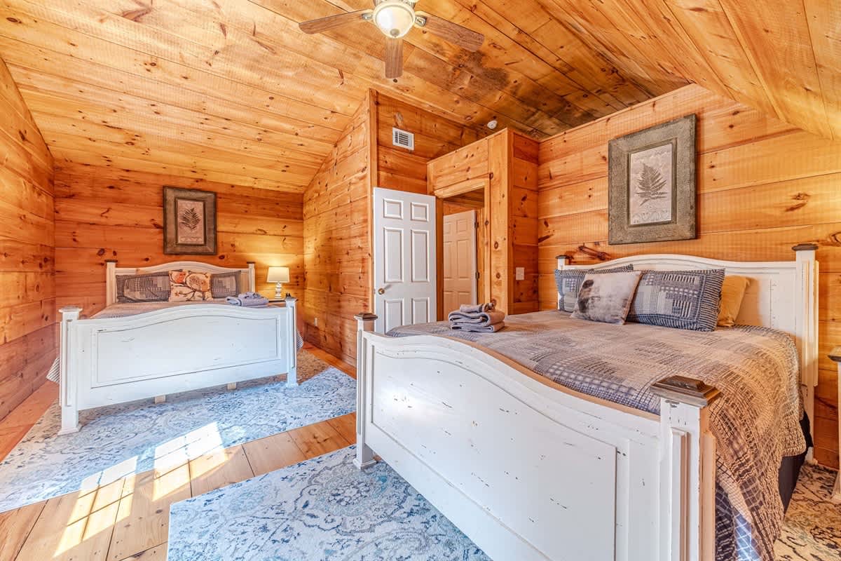 HOO`S THERE HIDEAWAY | HOT TUB | POOL TABLE