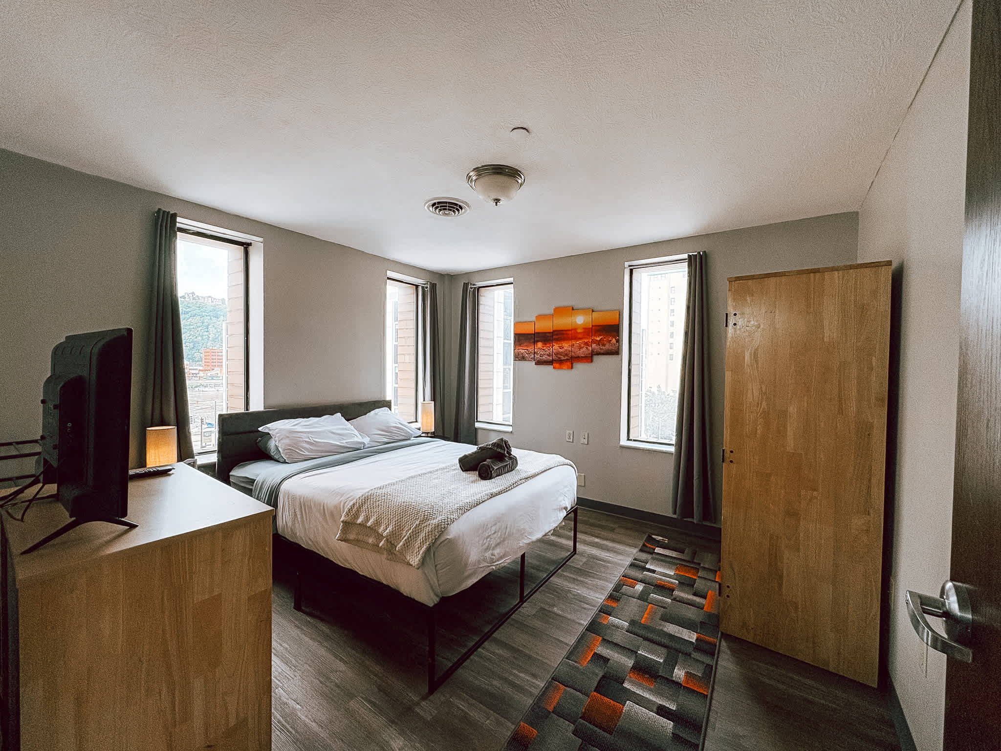 2BR 2BA Downtown Apt | Water + City Views